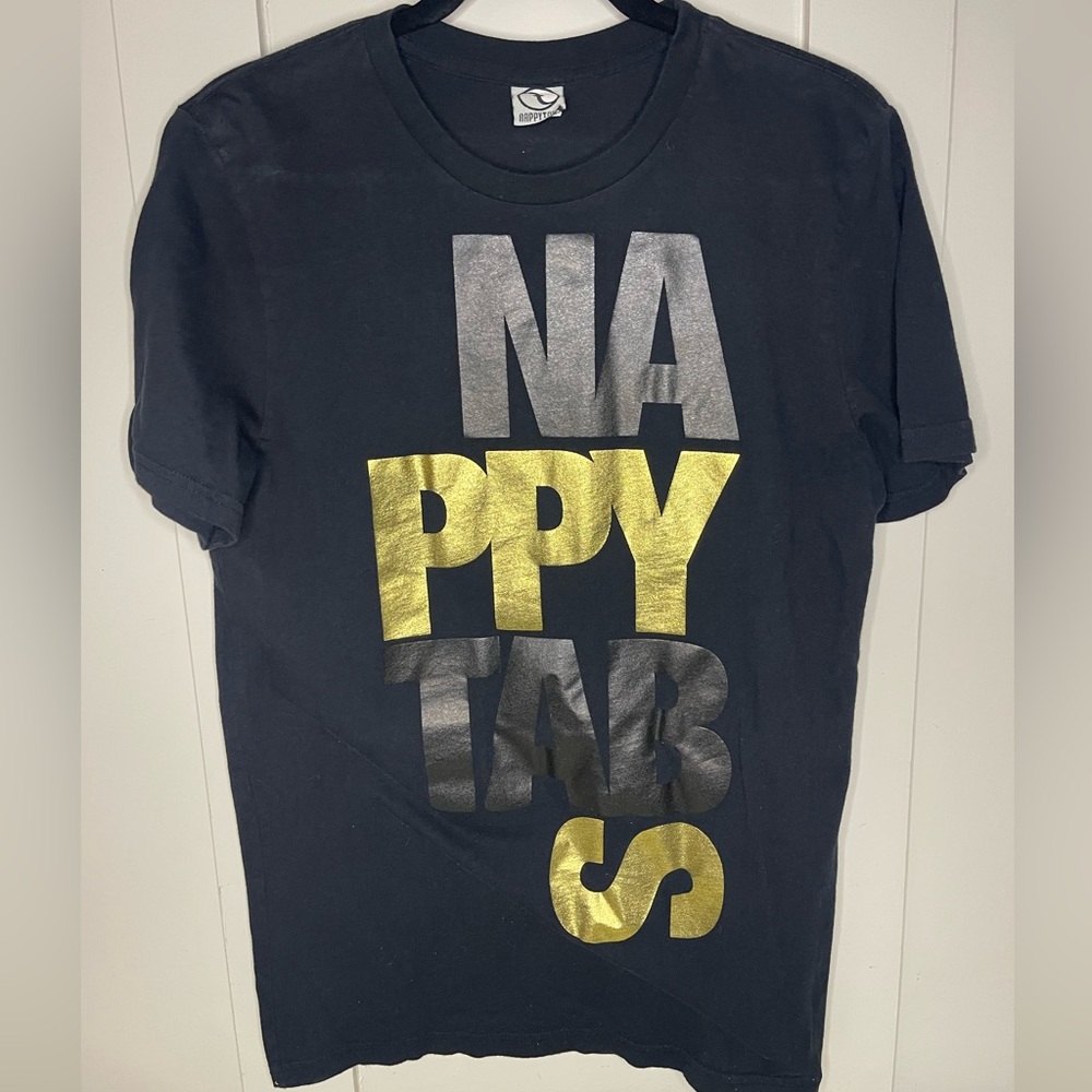 Nappy Tabs Black/Gold Metallic Graphic T-Shirt Size Mens Large Preloved
